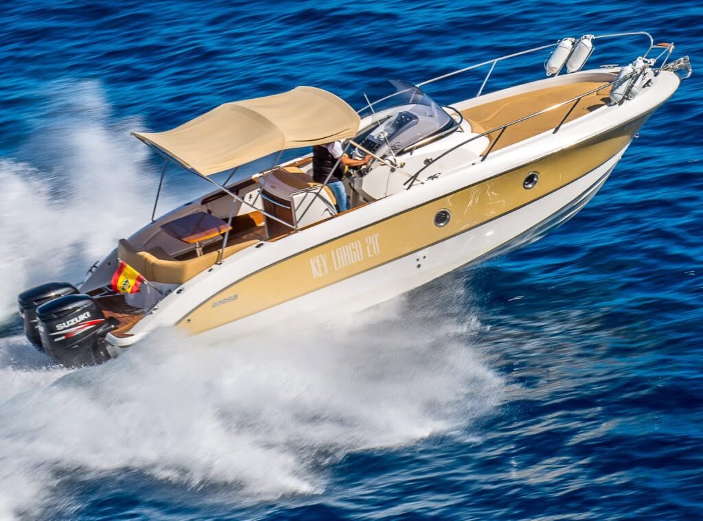 Barco en cala de Mallorca