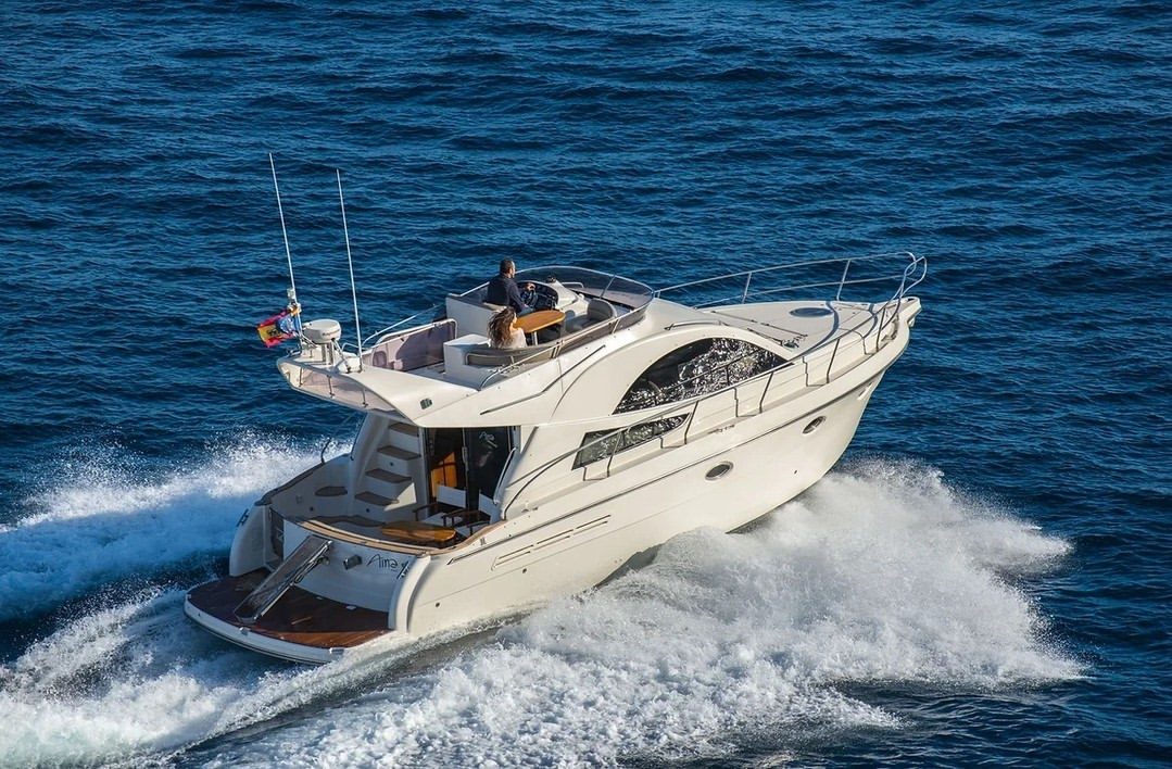 Menorquin Yacht 160 de Sea Riders navegando a motor por la costa de Cala d'Or